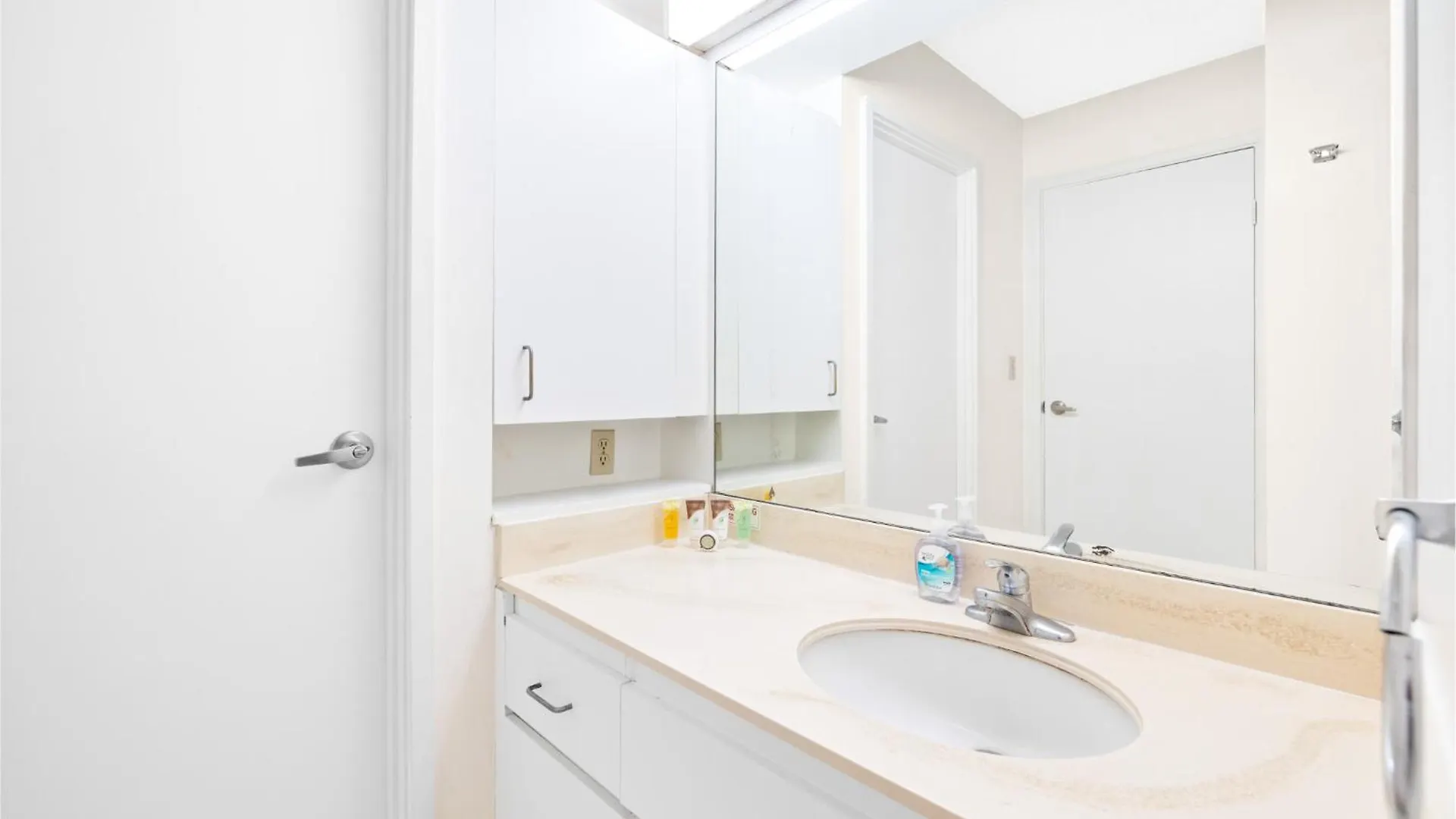 Waikiki Banyan T2-22Nd Completely Remodeled Villa Honolulu 0*,  United States
